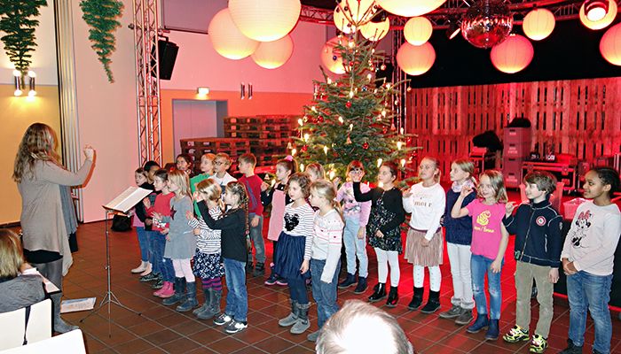 Im stimmungsvoll dekorierten Kolpinghaus feierte die Senioren-Union ihre Adventsfeier. Besondere Gäste waren dabei die Kinder vom Schulchor der Augustinus-Schule.